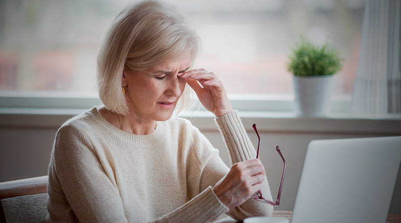 santé oculaire femme yeux piquent