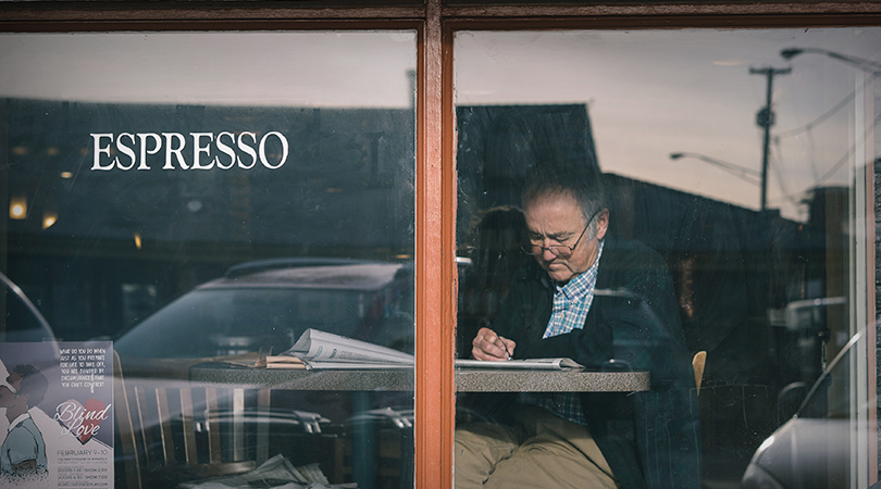 mandat d'inaptitude lecture dans un café