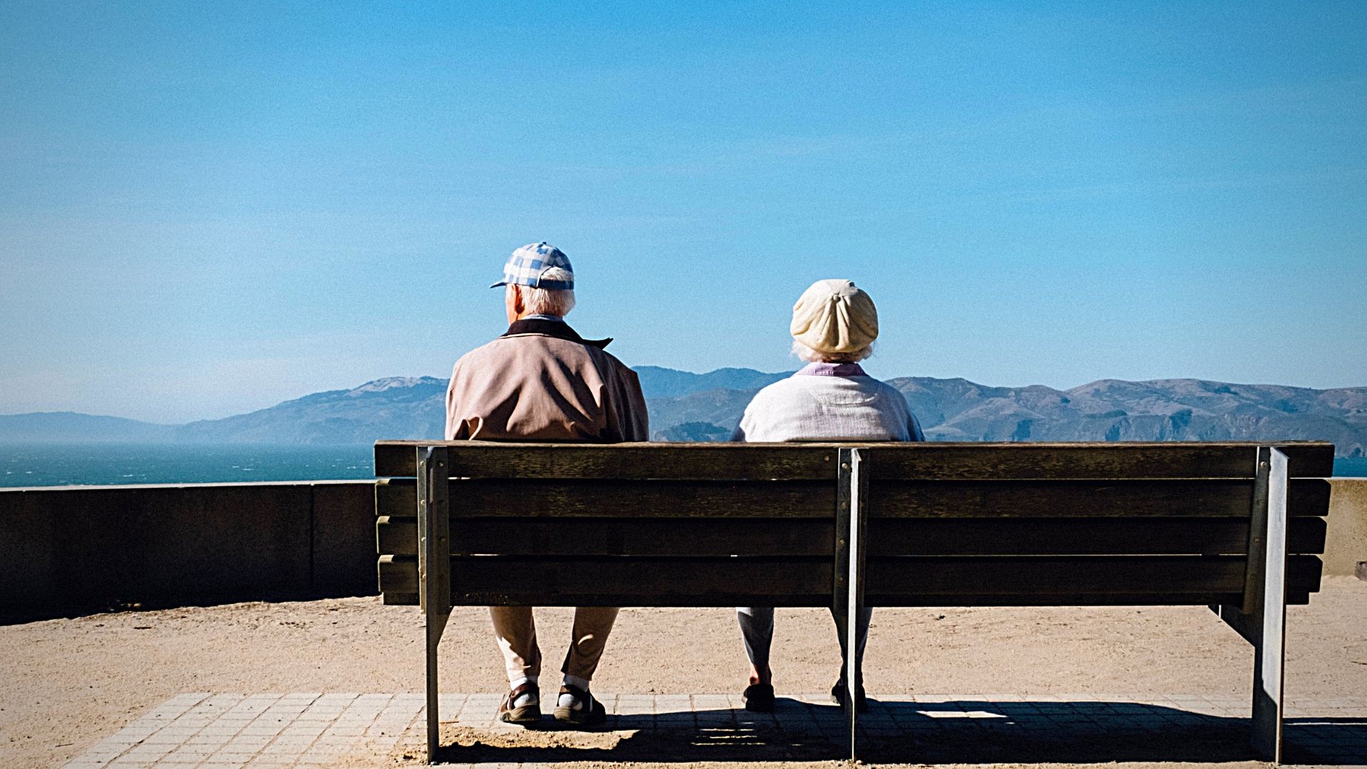 aînés sur un banc