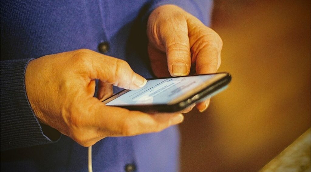 fraude chez les aînés par texto ou appel
