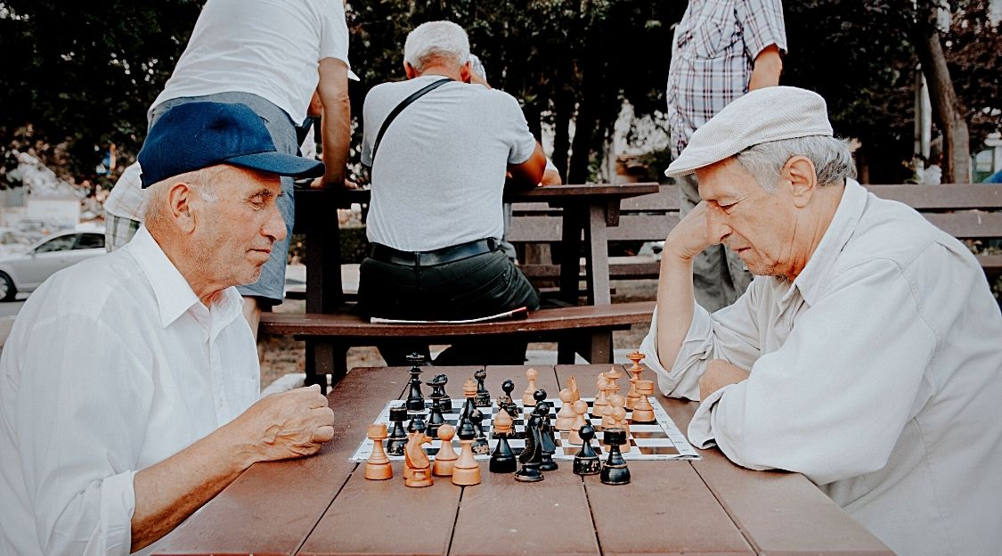 personnes qui jouent aux échecs