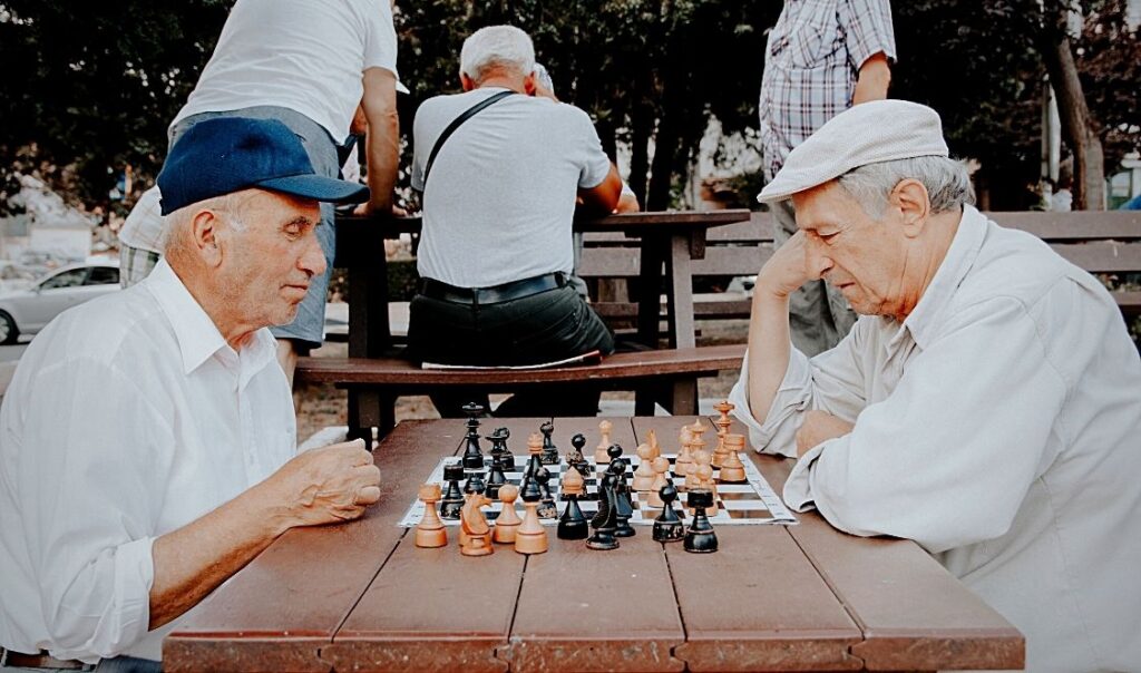 aînés jouant aux échecs, belle activité pour un cerveau en santé