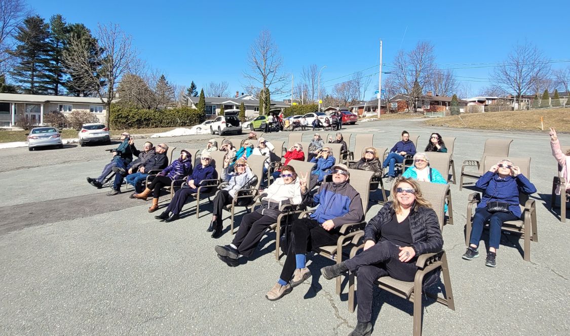 Les Petits Frères offrent aux aînés de Sherbrooke une expérience unique pour l’éclipse totale