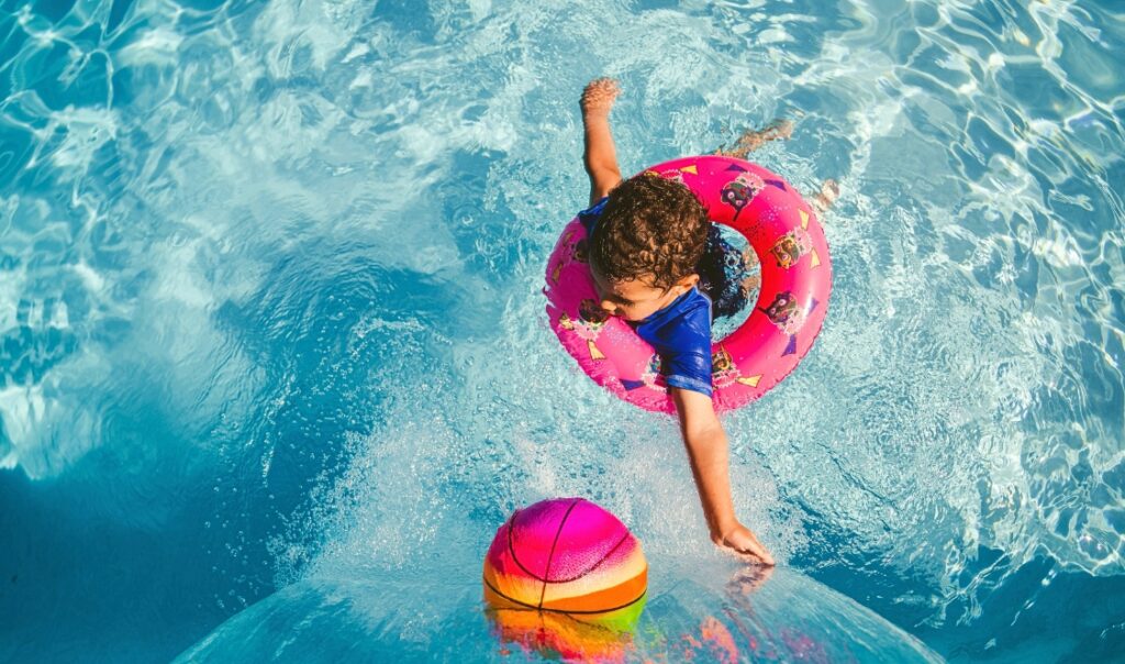 charades, enfant dans une piscune