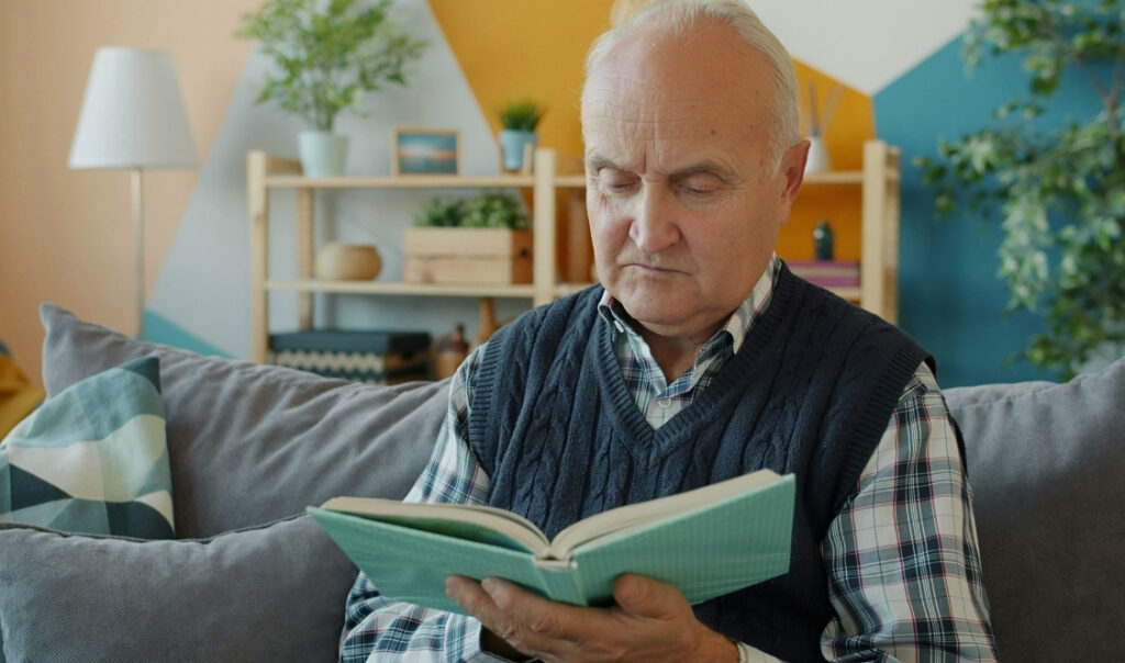 personne âgée en train de lire pour stimuler son esprit