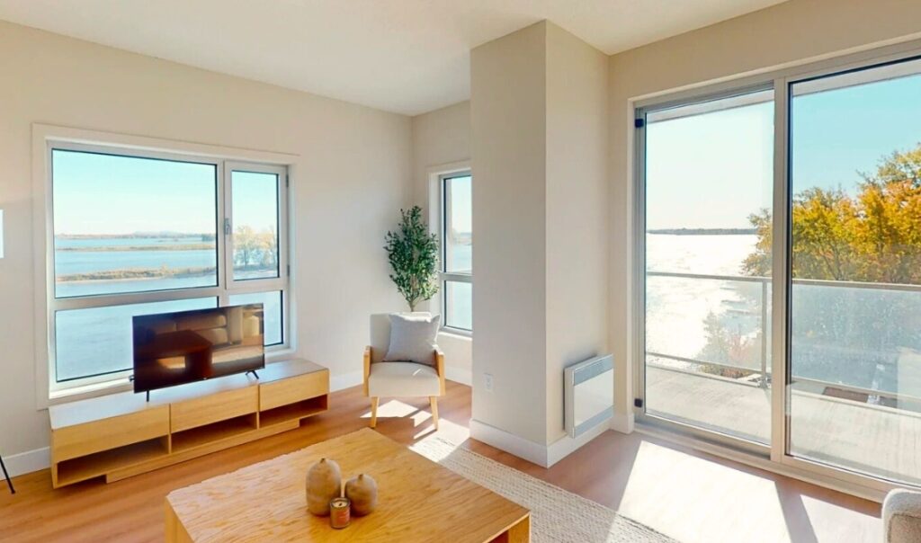 Le Manoir Repentigny salon avec vue sur le fleuve