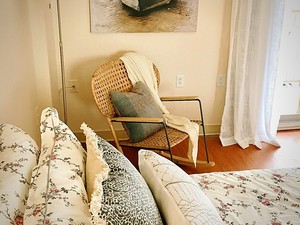 Manoir Sherbrooke Chambre décorée avec une chaise en osier 