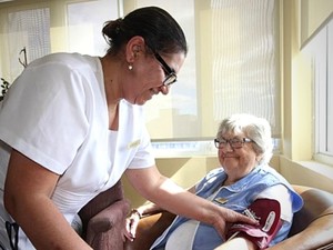 Manoir St-Laurent Infirmière prenant soin d'une résidente
