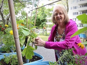 Manoir St-Laurent Outdoor garden including floral arrangements