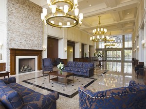 Hall d'entrée luxueux avec chandeliers et grands sofas