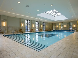 Piscine intérieure avec grandes fenêtres