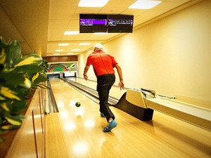 Manoir Brossard Resident playing bowling