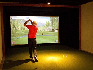 Manoir Brossard Résident utilisant le simulateur de golf