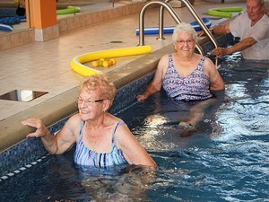 Manoir Dollard-des-Ormeaux Résidents en train de profiter de la piscine intérieure