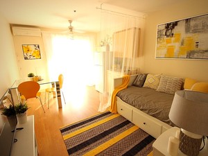 Manoir Dollard-des-Ormeaux appartement décoré de jaune et de gris