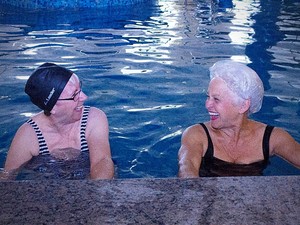 Manoir Sainte-Julie Deux résidentes s'amusant dans la piscine