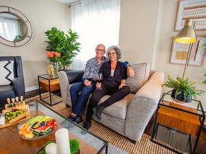Résidence de l'Île couple assis au salon