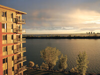 Côté du building avec vue sur le fleuve Saint-Laurent