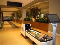 Manoir Plaza Bowling lanes with balls and screens