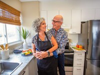 Résidence de l'Île couple dans la cuisine