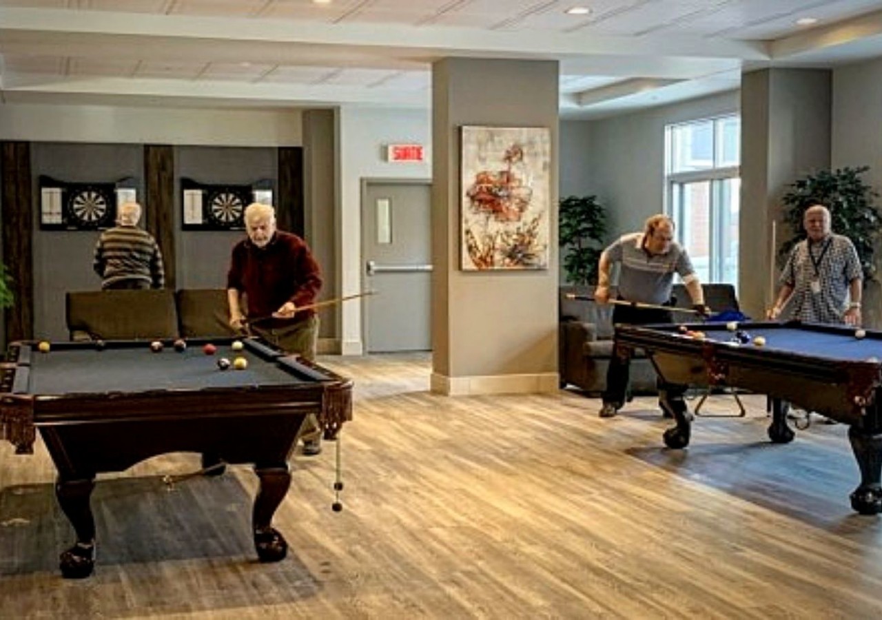 Manoir St-Léonard Résidents jouant au billard