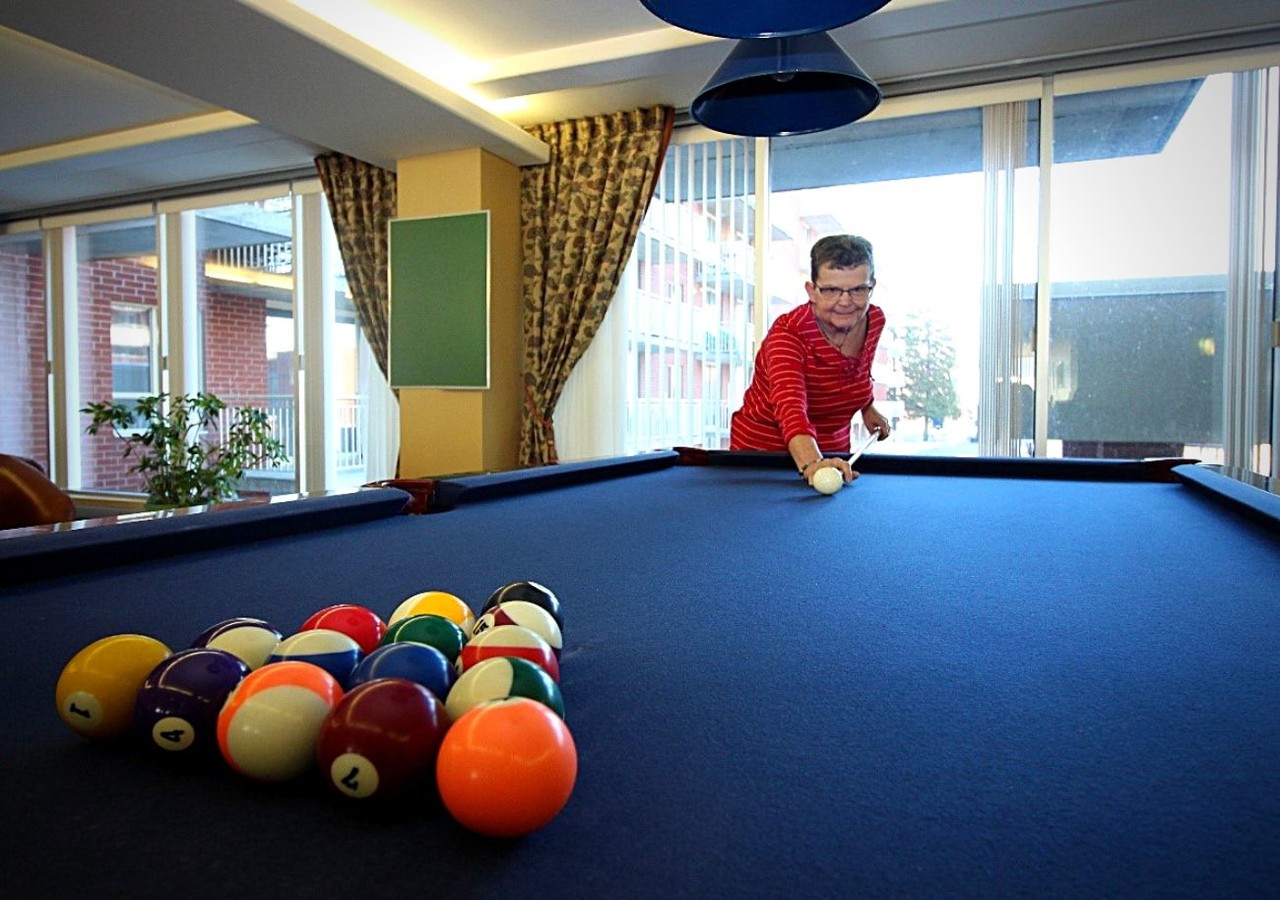 Pointe-aux-Trembles Résident jouant au billard