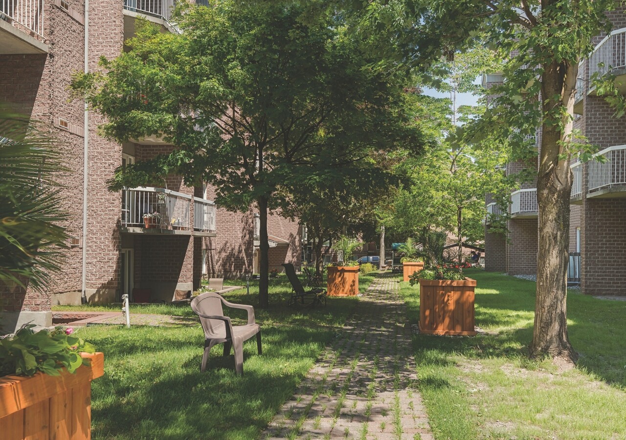 Résidence des Bâtisseurs Manoir Sully cour extérieure