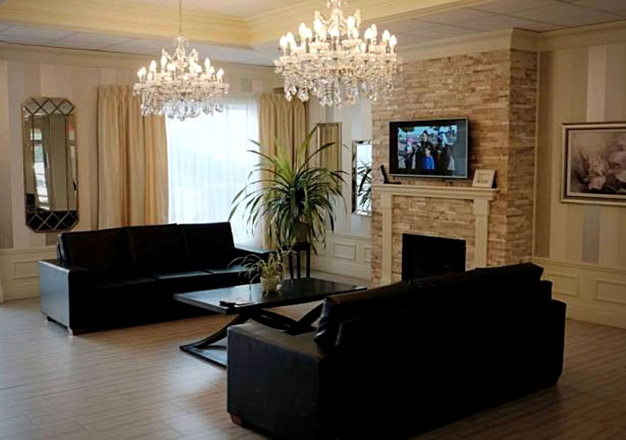 Lobby avec luminaires majestueux