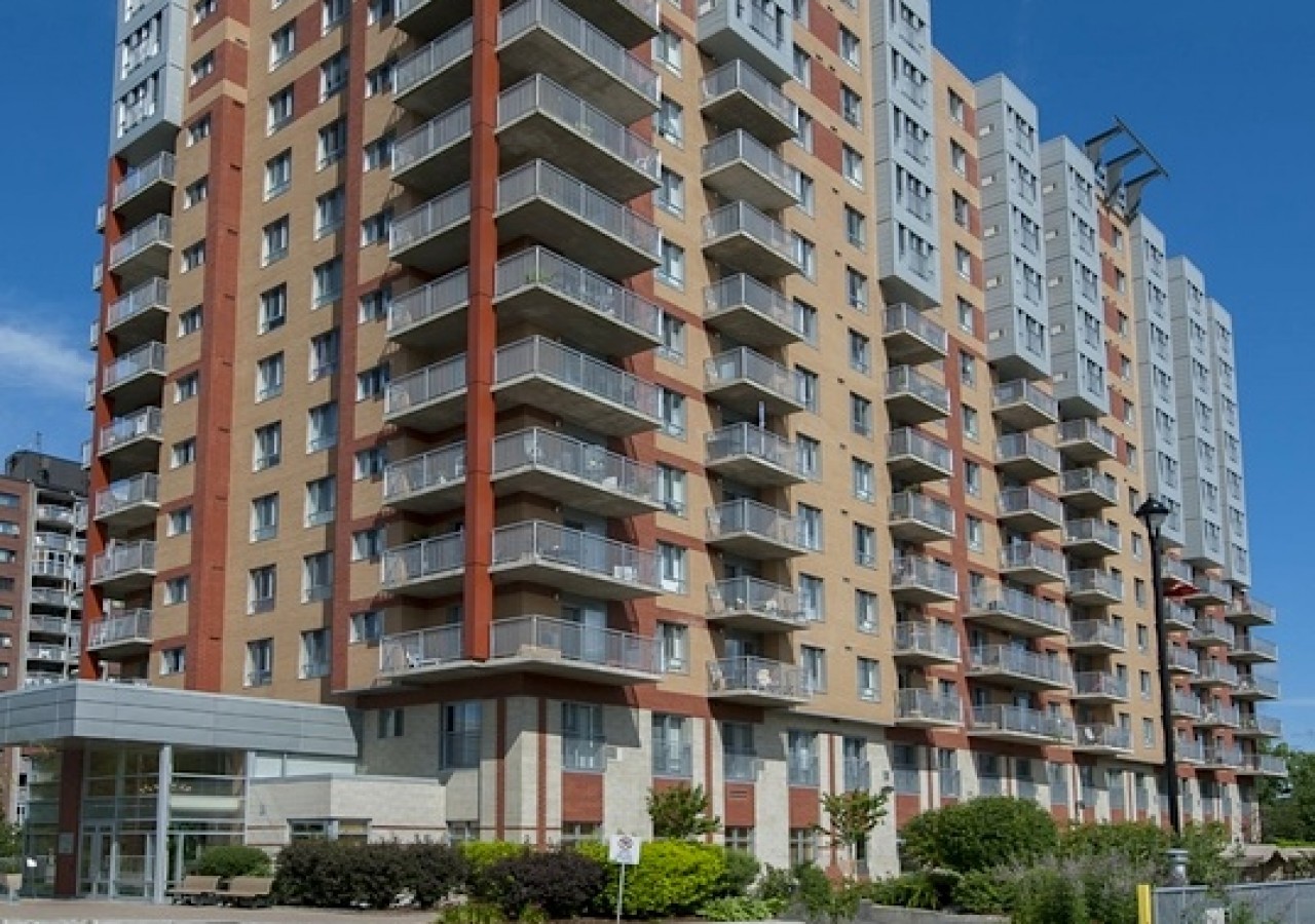Immense bâtiment de plusieurs étages vue de l'extérieur