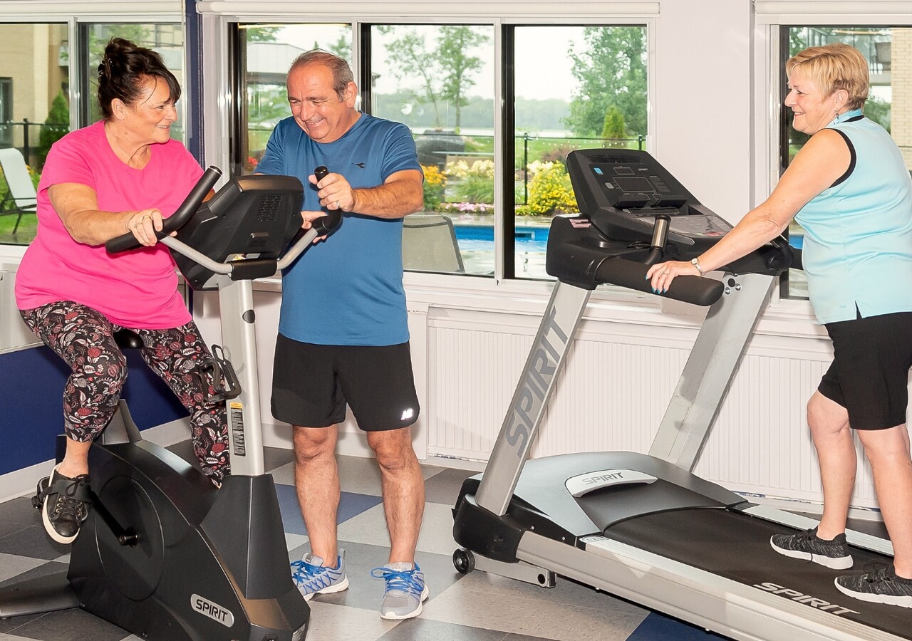 Manoir Pierrefonds residents at the gym