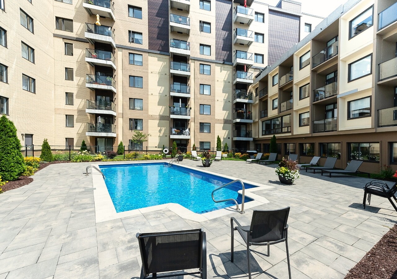 Manoir Pierrefonds outdoor pool