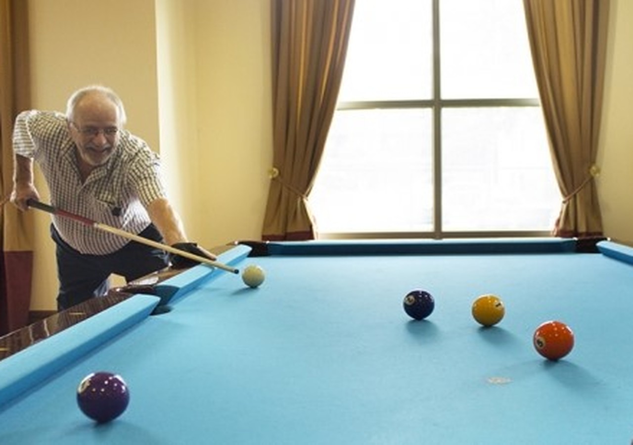 Manoir Laval Résidents jouant au billard