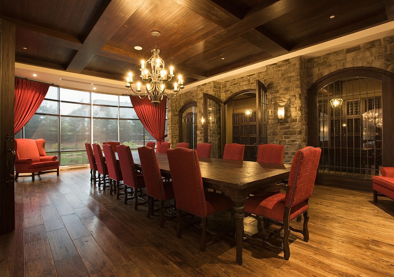 Livingroom with red chairs