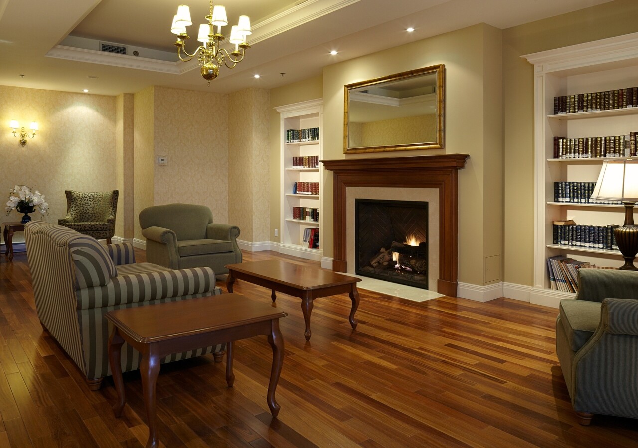 Lux gouverneur lounge with fireplace