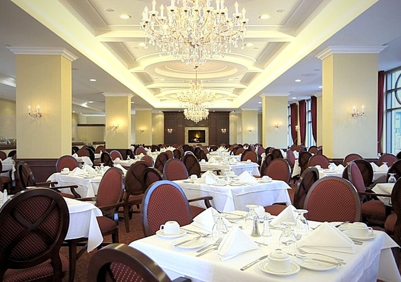 Lux Gouverneur Saguenay salle à manger