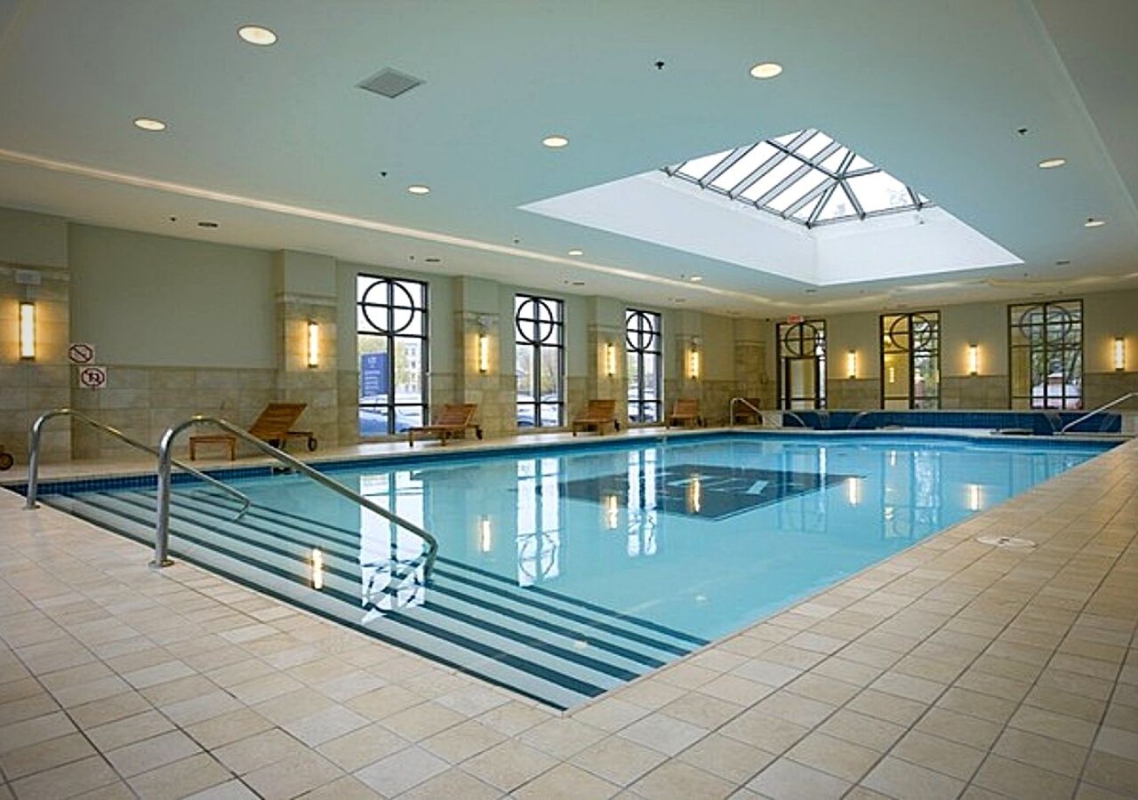 Lux Gouverneur Saguenay grande piscine intérieure