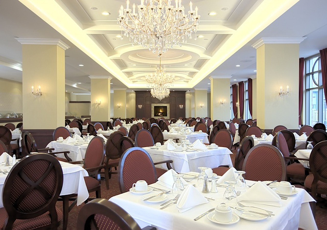 Salle à manger avec tables bien montées