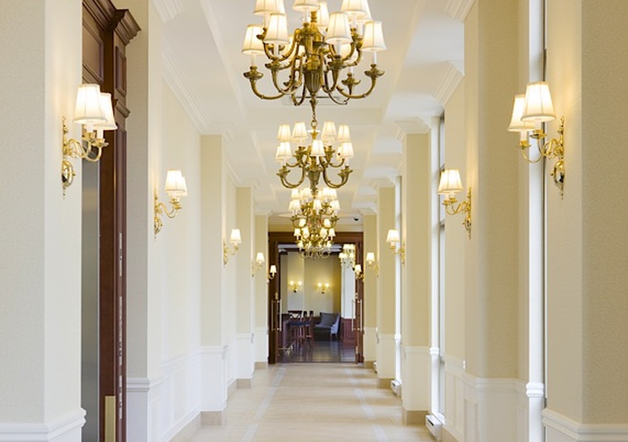 Corridor blanc et lumineux avec chandeliers
