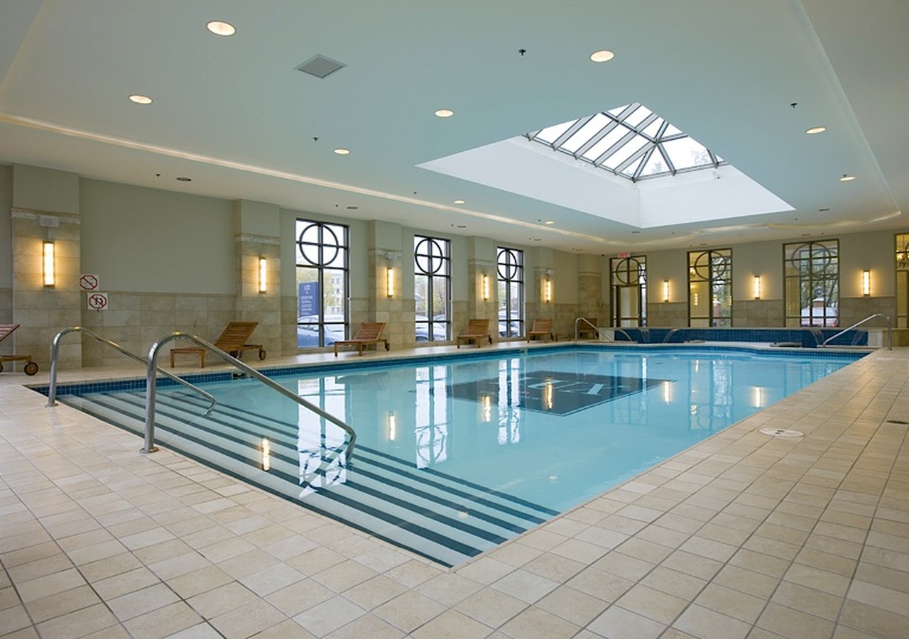 Piscine intérieure avec grandes fenêtres