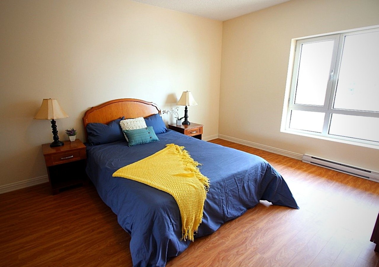 Manoir Brossard Chambre avec grande fenêtre