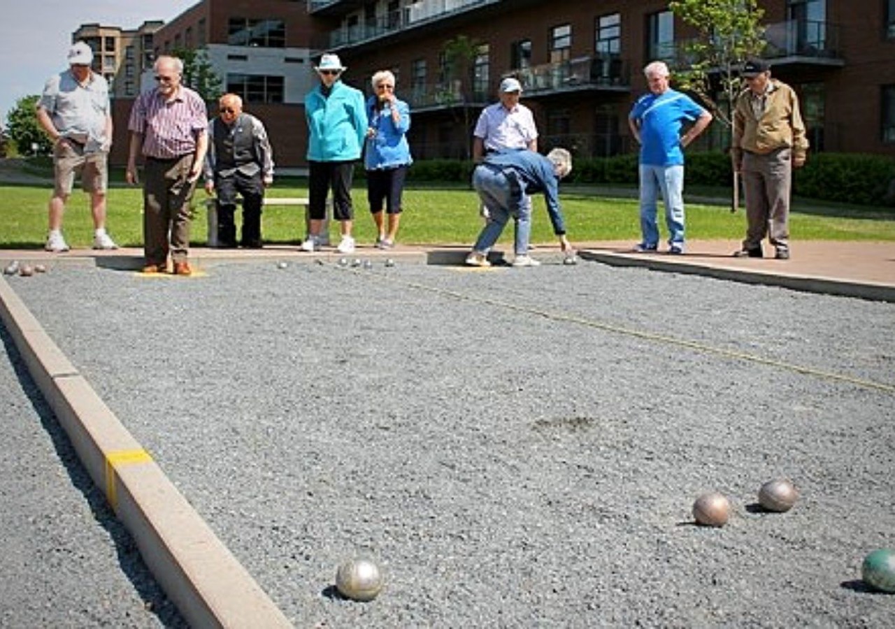 Manoir Brossard Résidents jouant à la pétanque