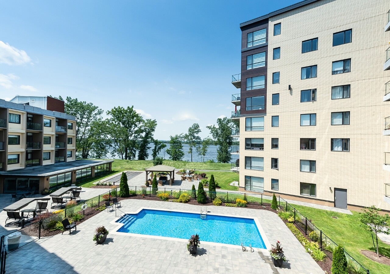 Manoir Pierrefonds outdoor pool