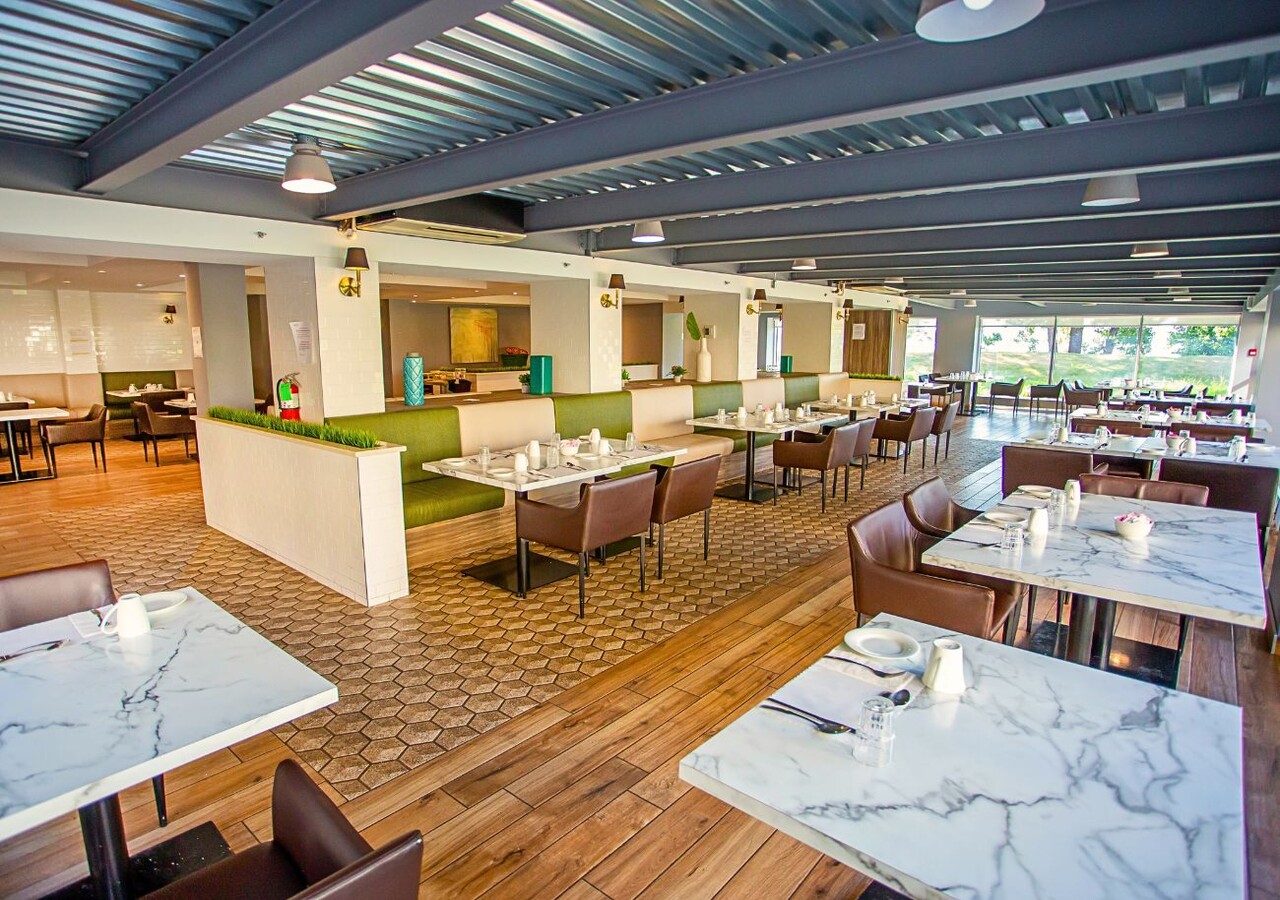 Manoir Pierrefonds common dining room