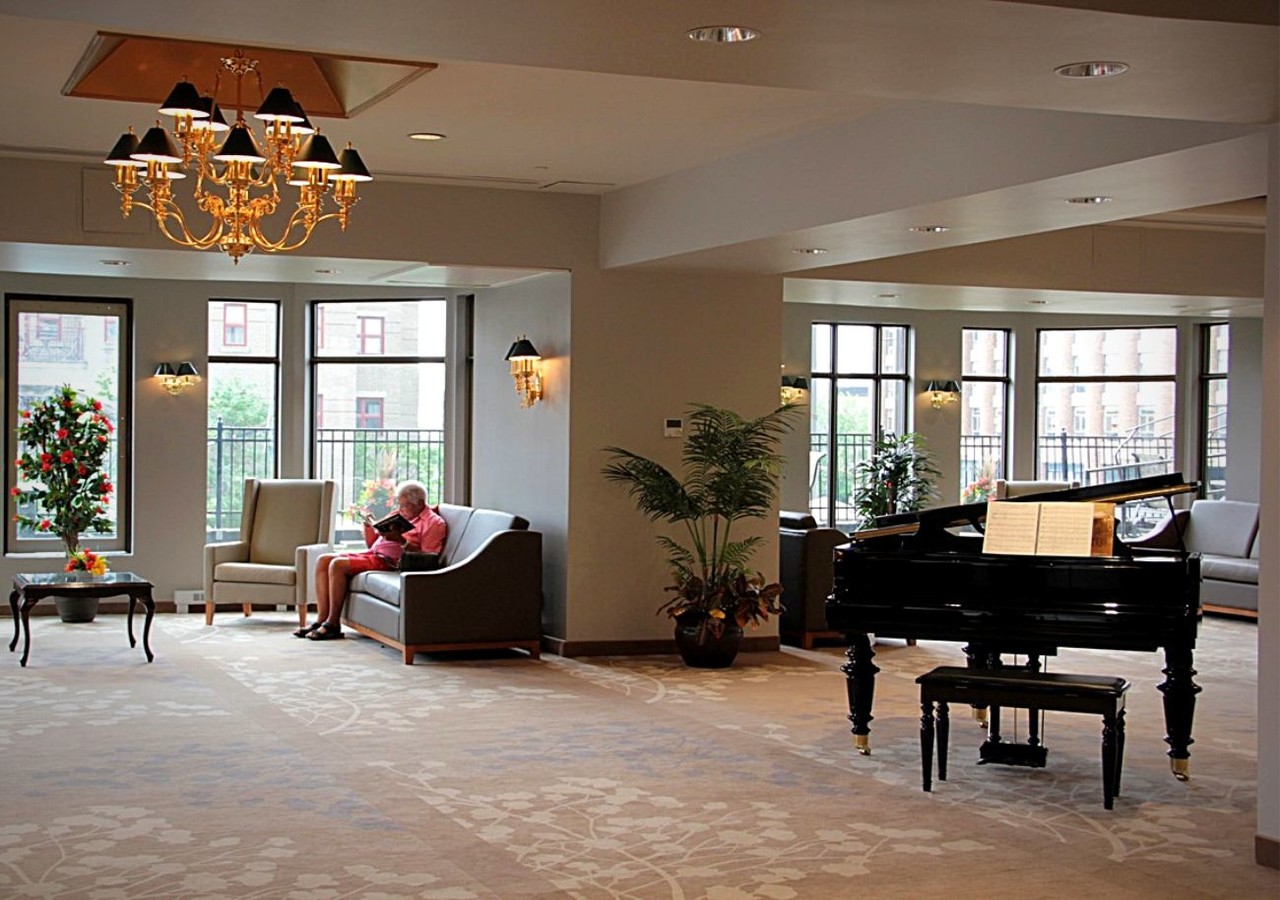 Manoir Plaza Salle de détente avec piano
