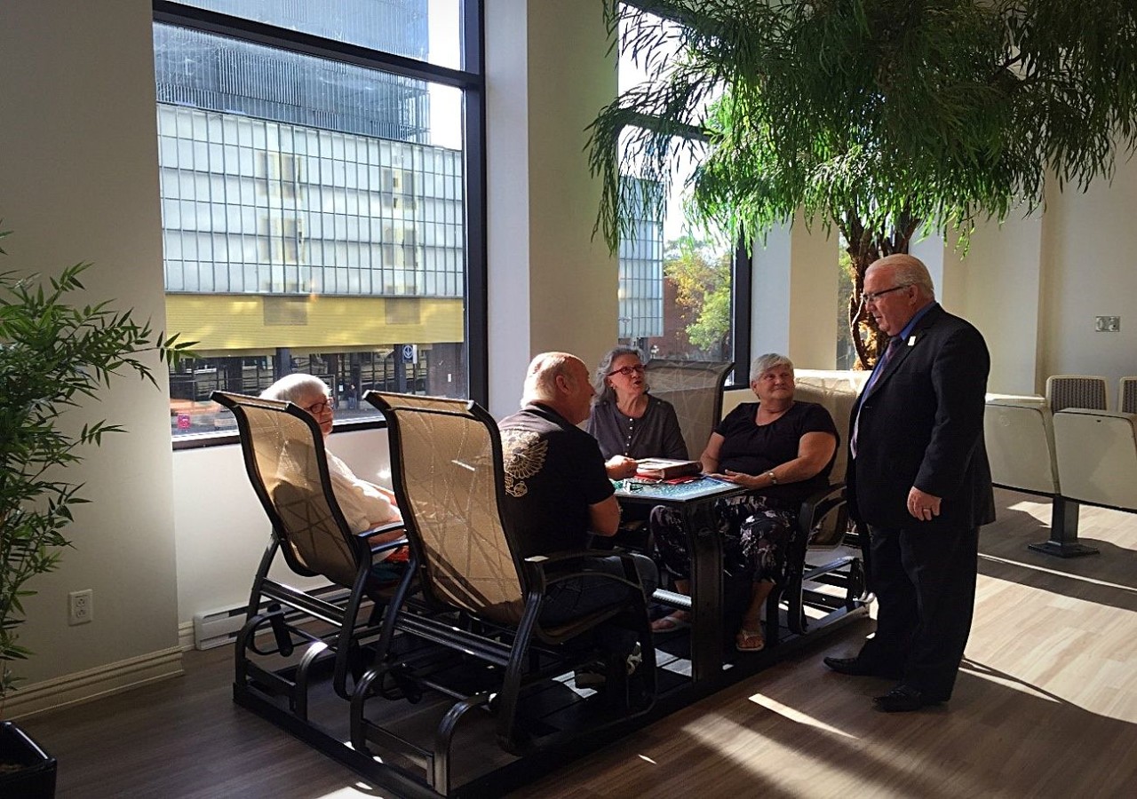 Manoir Plaza Résidents profitant de la balançoire