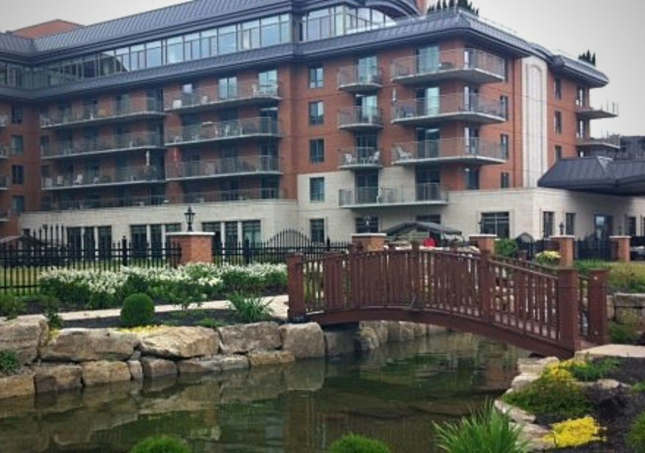Manoir Sainte-Julie Magnifique rivière et petit pont pour rejoindre l'entrée principale