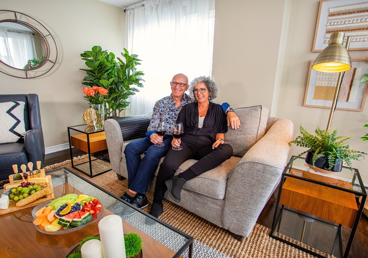 Résidence de l'Île couple assis au salon