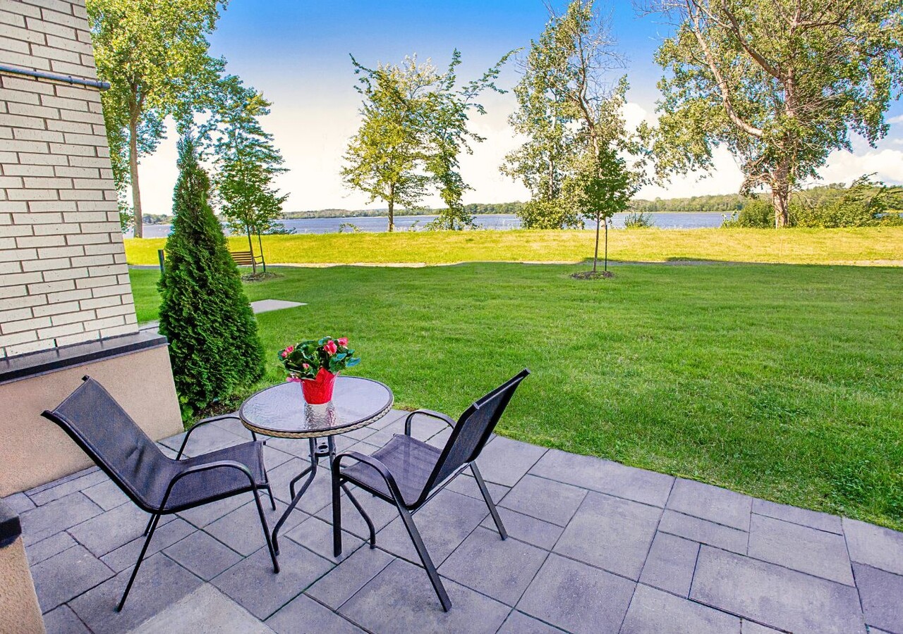 Manoir Pierrefonds terrace