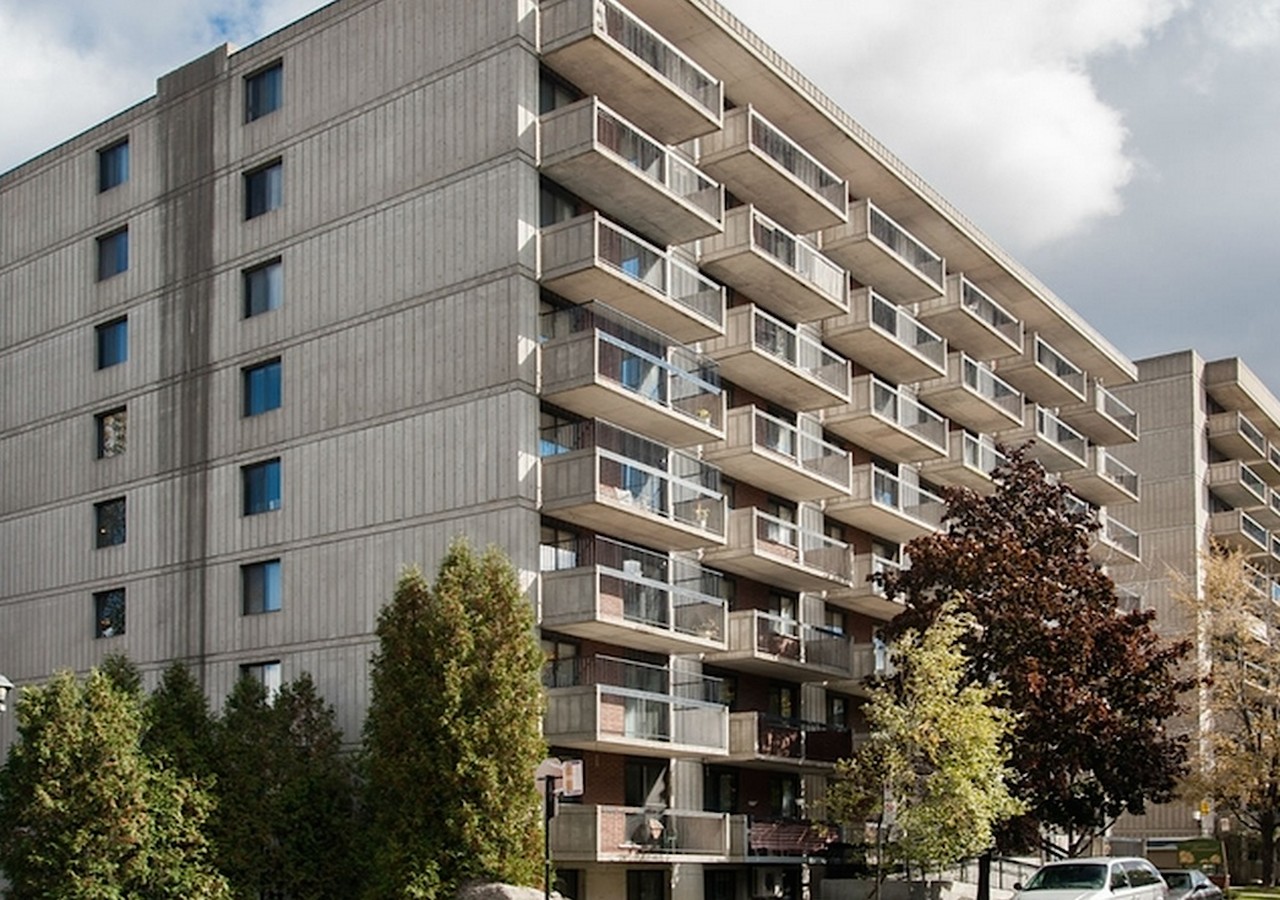 Facade du bâtiment de 8 étages avec quelques arbres.