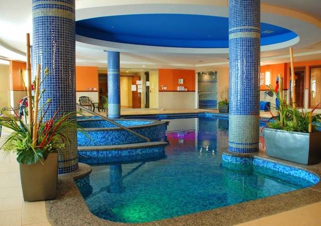 Manoir Laval piscine intérieure